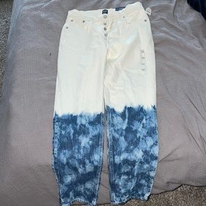 GAP cheeky straight jeans. High rise. Fitted through hip & thigh. NEVER WORN.